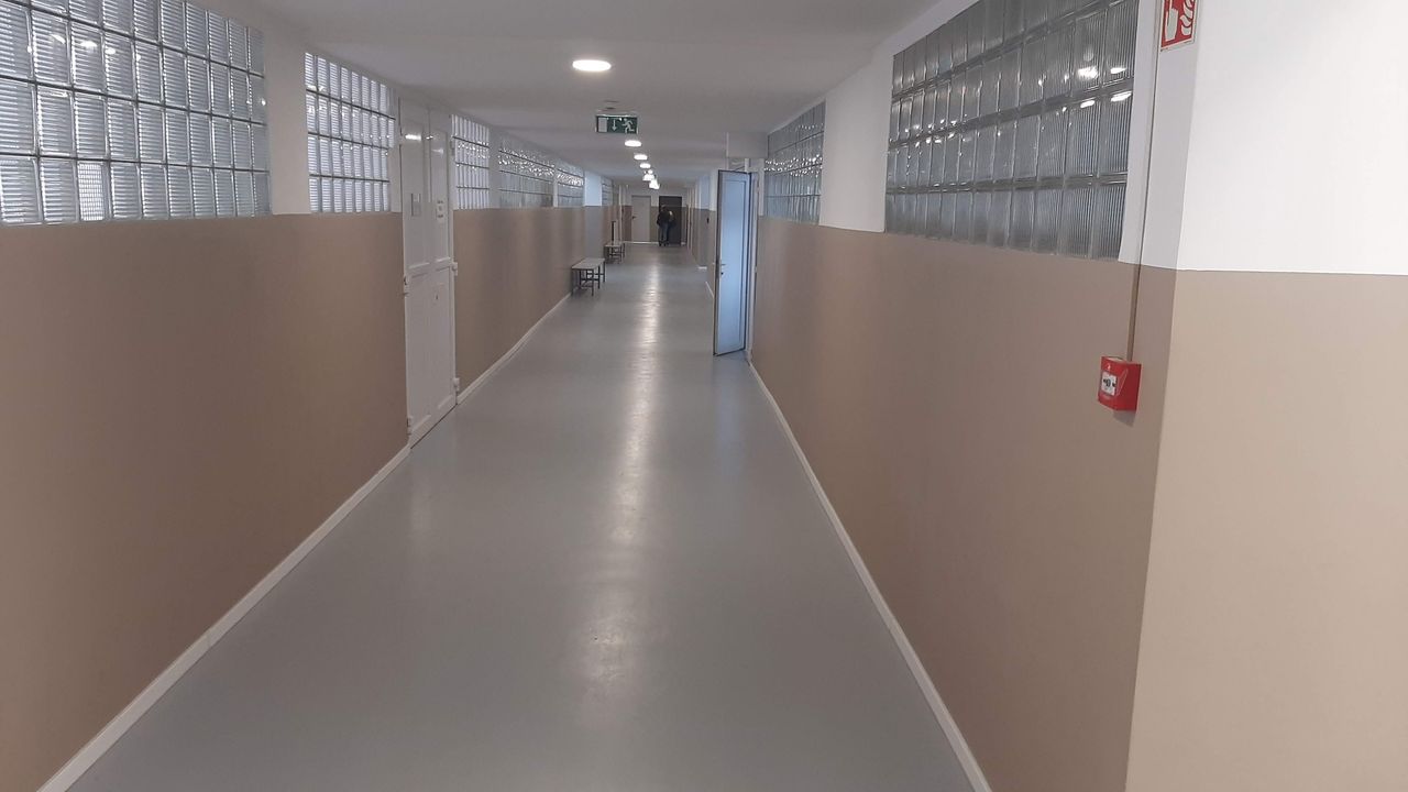 Műgyanta bevonat gyártócsarnok ipari padlóján